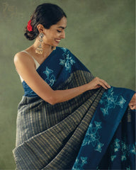 Pure Banarasi Silk Saree Weaved With Zari Comes With Heavy Banarasi Brocade Blouse