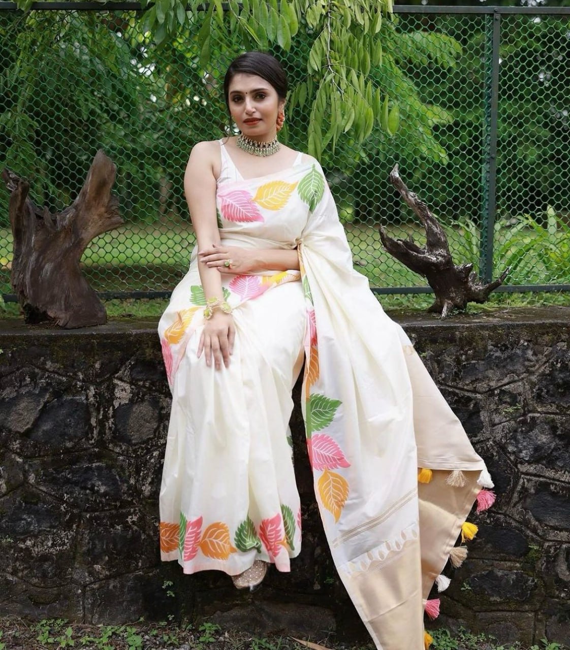 Pure Banarasi Silk Saree Weaved With Zari Comes With Heavy Banarasi Brocade Blouse