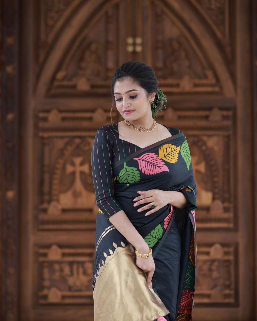 Pure Banarasi Silk Saree Weaved With Zari Comes With Heavy Banarasi Brocade Blouse