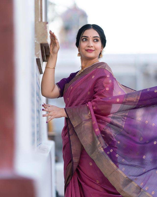 Pure Banarasi Silk Saree Weaved With Zari Comes With Heavy Banarasi Brocade Blouse