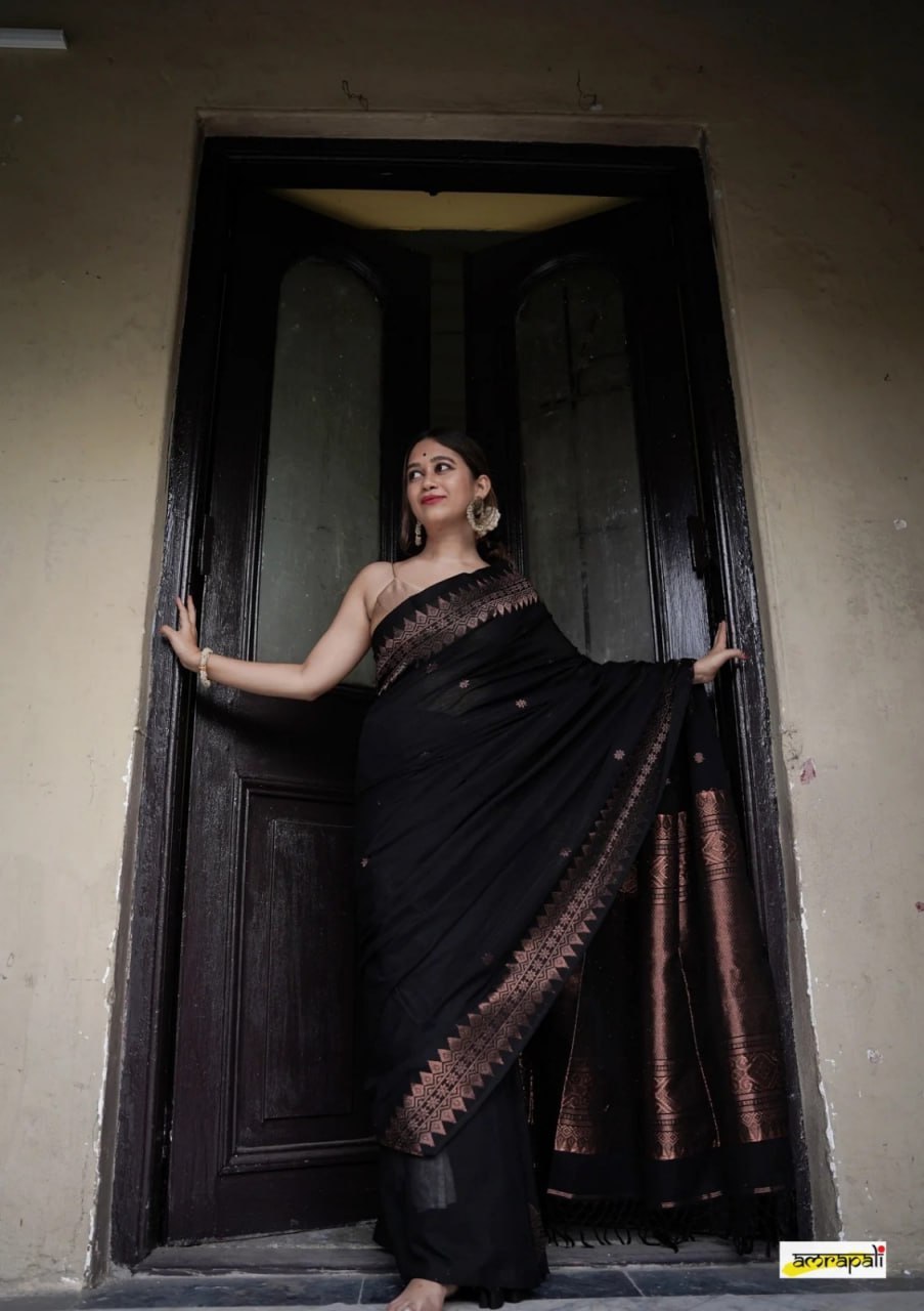 Pure Banarasi Silk Saree Weaved With Zari Comes With Heavy Banarasi Brocade Blouse