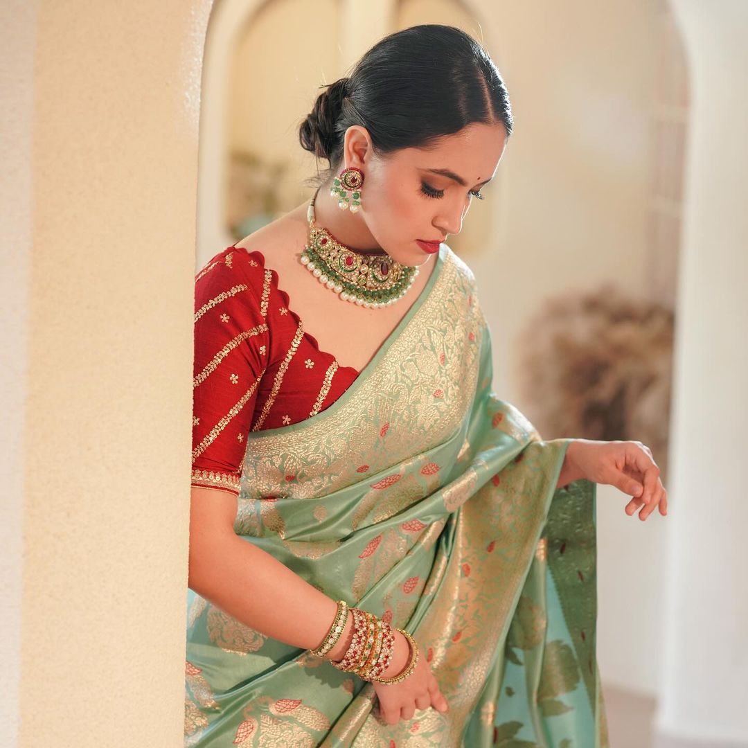 Pure Banarasi Silk Saree Weaved With Zari Comes With Heavy Banarasi Brocade Blouse